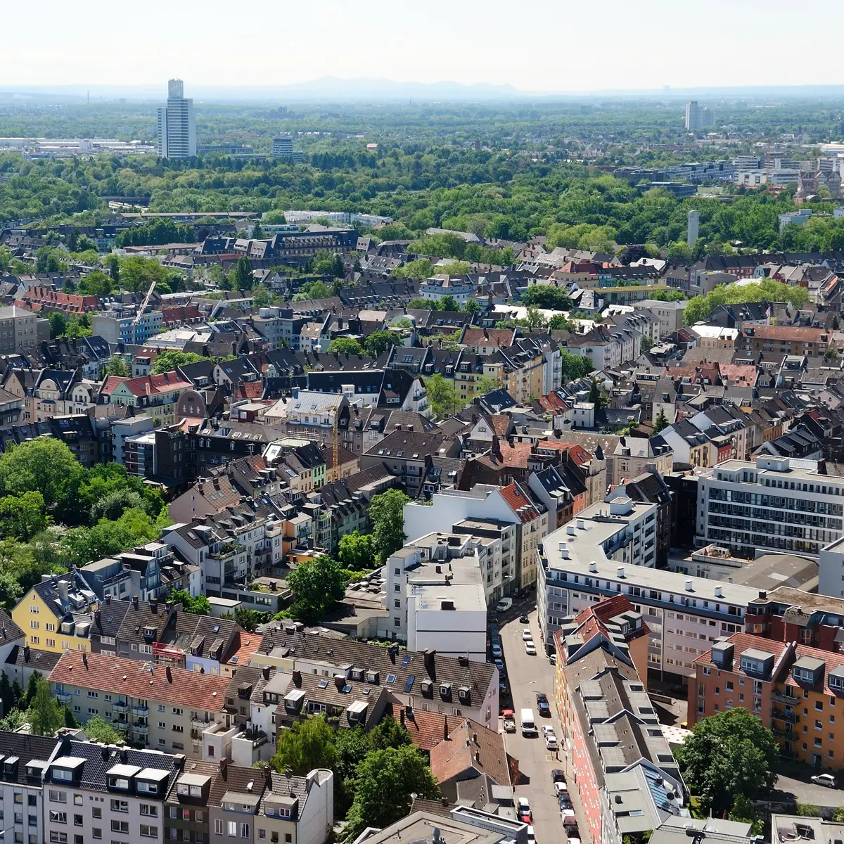 Eine Stadt zu Fuß, mit dem Fahrrad, mit dem Auto, den öffentlichen Verkehrsmitteln.