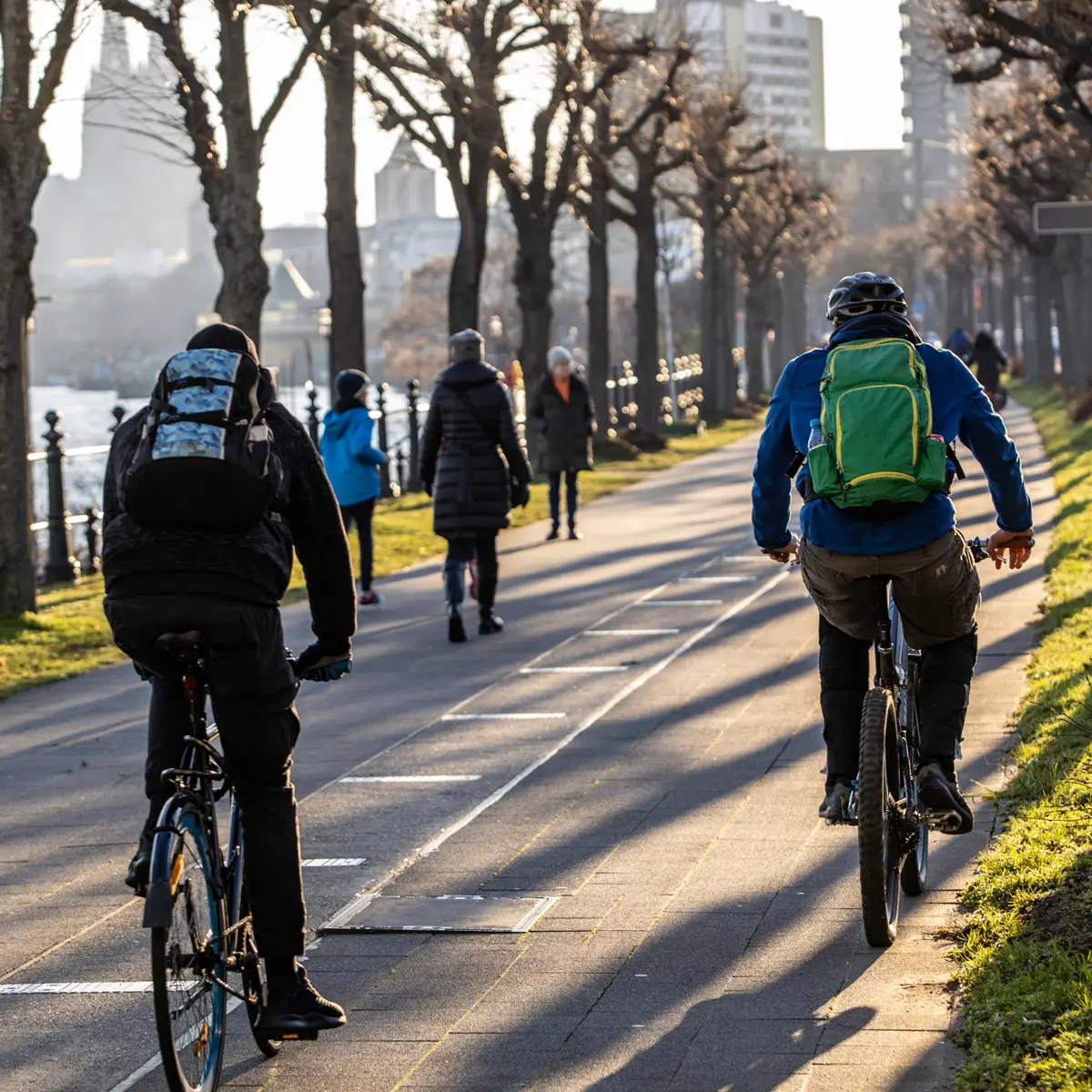 Eine Stadt zu Fuß, mit dem Fahrrad, mit dem Auto, den öffentlichen Verkehrsmitteln.