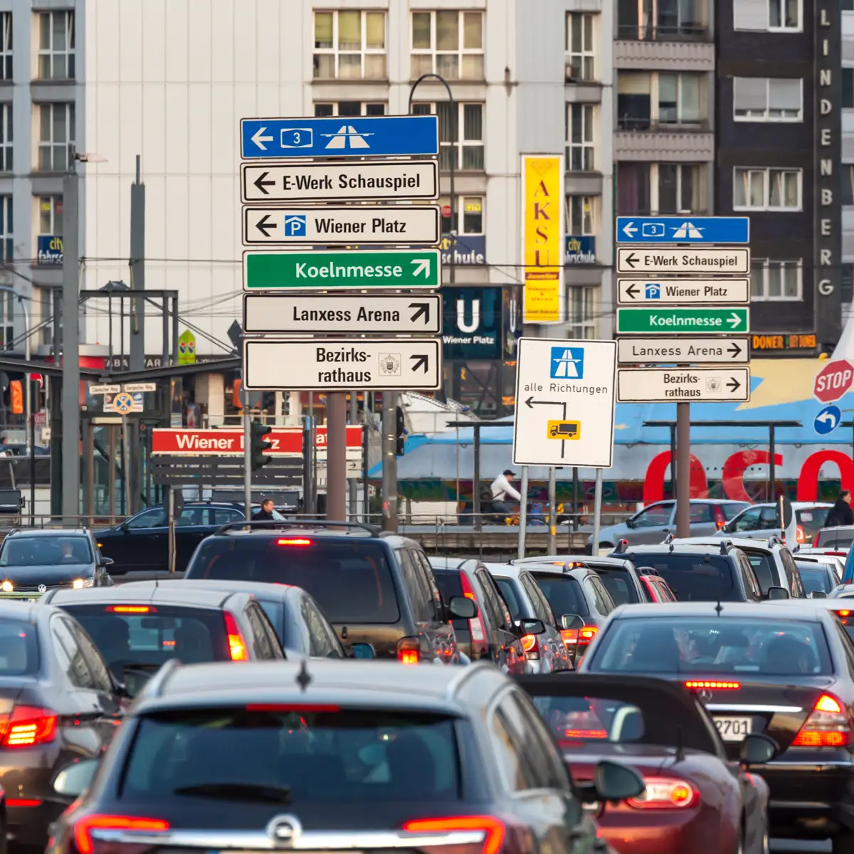 Eine Stadt zu Fuß, mit dem Fahrrad, mit dem Auto, den öffentlichen Verkehrsmitteln.