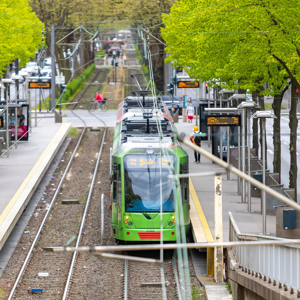 Eine Stadt zu Fuß, mit dem Fahrrad, mit dem Auto, den öffentlichen Verkehrsmitteln.